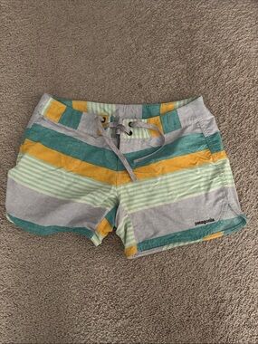 Patagonia women’s  Striped board Shorts-size 4